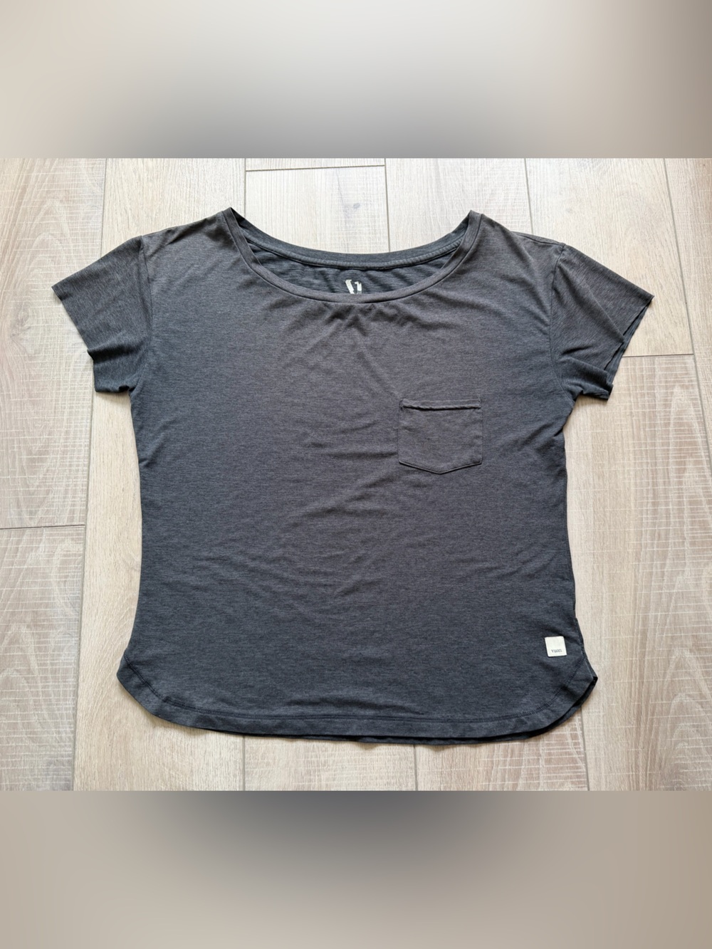 Vuori Women's Short Raw Cut Sleeve Pocket Tee Sz S Charcoal Black Workout Gym